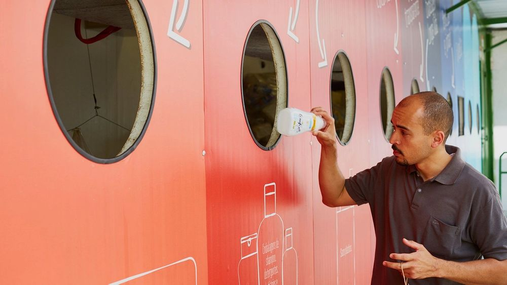 Een man bij een recyclingcentrum