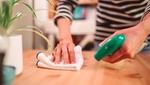 Bord-aftørres-mens-en-spray-holdes
